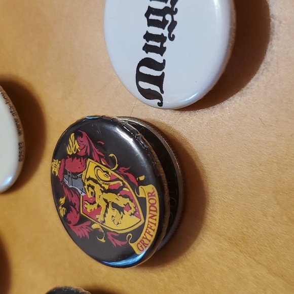 HARRY POTTER pins, set of 5, HALF DOLLAR size collectible lanyard pins πππβ€οΈ - Picture 3 of 5